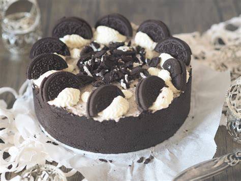 Serviervorschlag: Oreo Torte mit Spritzdekor und Keksstückchen