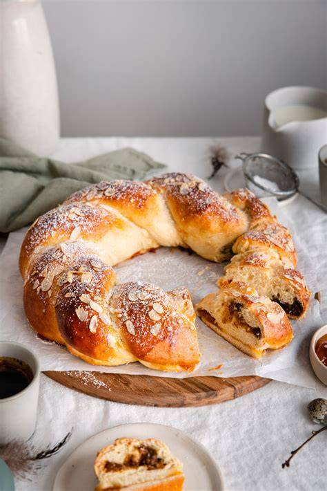 Serviervorschlag: Osterkranz mit Puderzucker, Hagelzucker und Mandeln