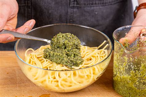 Serviervorschlag: Pasta mit Trüffel-Pesto und Petersilie