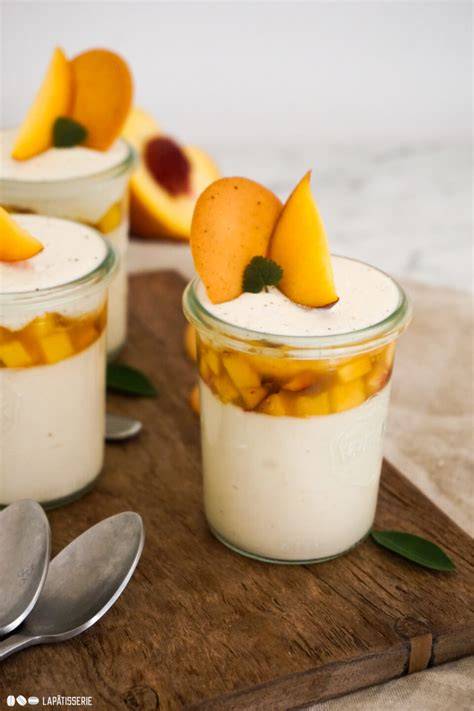 Serviervorschlag: Pfirsichdessert im Glas mit Spritzbeutel sauber geschichtet