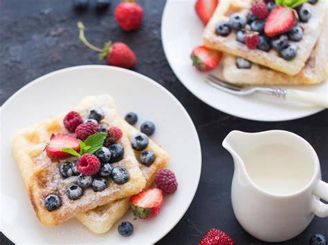 Serviervorschlag: Pflaume-Pfirsich-Marmelade auf Brot, Waffeln und im Joghurt