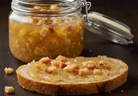 Serviervorschlag: Pflaume-Whisky-Marmelade auf frischem Brot