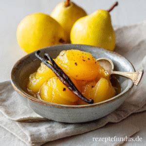 Serviervorschlag: Pflaumen-Sorbet-Kugeln mit Zimtstange und Vanille