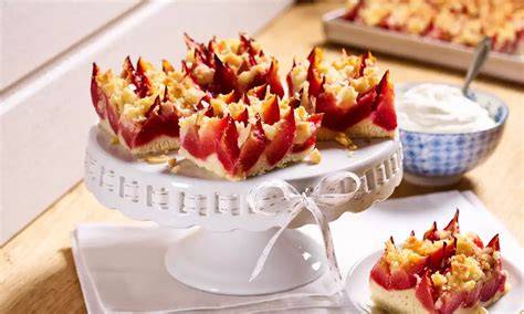Serviervorschlag: Pflaumenkuchen mit Marzipan, Sahne, und Pistazien