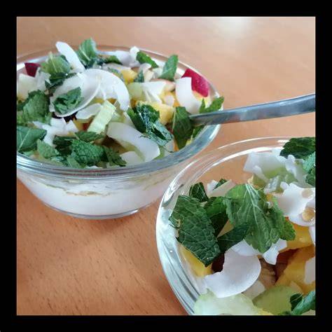 Serviervorschlag: Philadelphia Mango-Kokos mit Minze und Kokoschips
