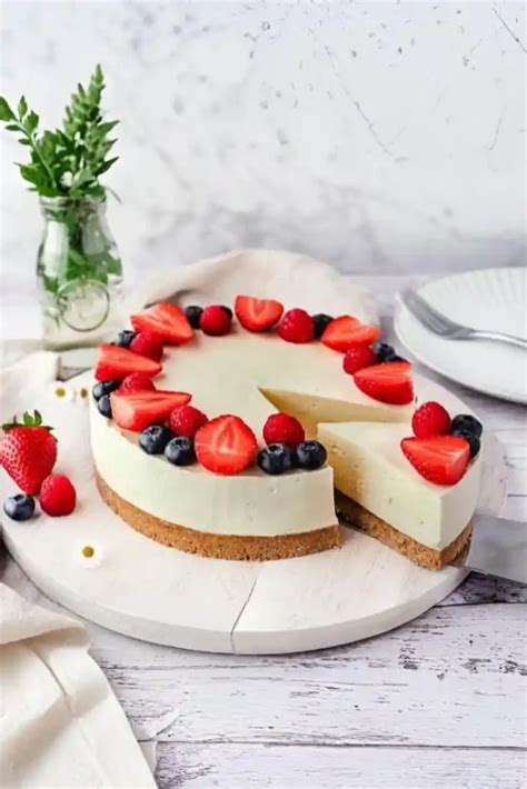 Serviervorschlag: Philadelphia Torte mit frischen Beeren und Zitronenzesten