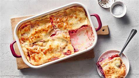 Serviervorschlag: Portionierte Rote Bete Lasagne mit Kräutern