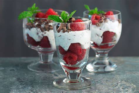 Serviervorschlag: Portioniertes Erdbeer Stracciatella Dessert mit Minzdekor