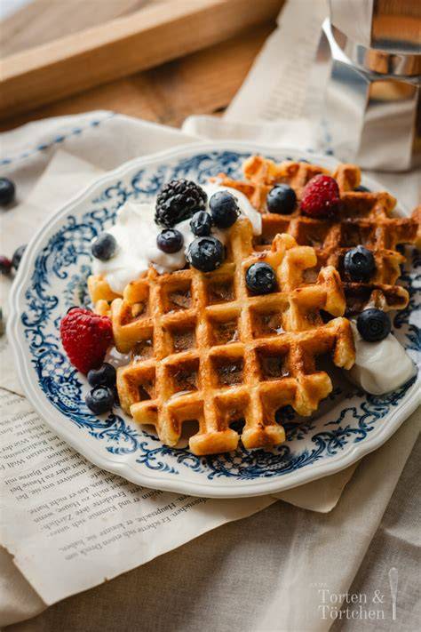 Serviervorschlag: Protein-Waffeln mit griechischem Joghurt und Früchten