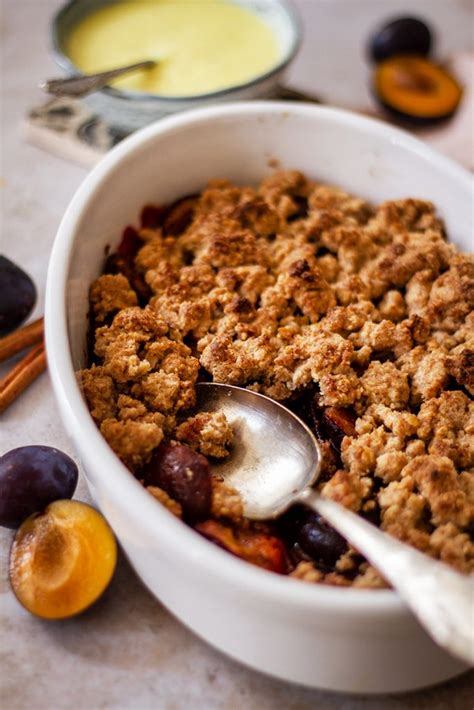 Serviervorschlag: Pudding mit Vanillesauce und frischen Pflaumen