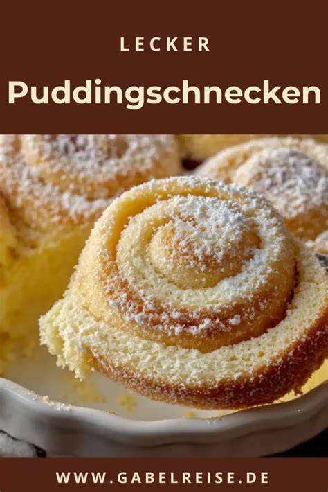 Serviervorschlag: Puddingschnecken und Marzipangolatschen auf Platte mit Puderzucker