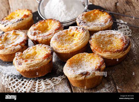 Serviervorschlag: Puddingtaschen mit Vanillesauce und Puderzucker
