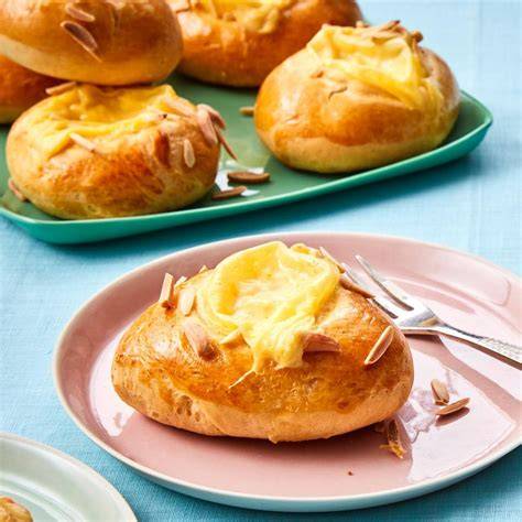 Serviervorschlag: Puddingteilchen mit Erdbeermarmelade und Mandelblättchen