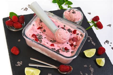 Serviervorschlag: Quark-Eis mit Beerenswirl in der Waffel
