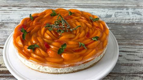 Serviervorschlag: Quark-Sahne-Torte mit Pfirsichspiegel und Sahnerosetten