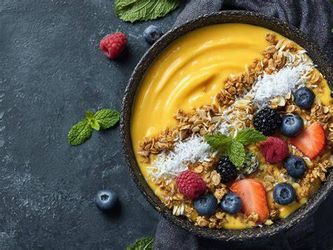 Serviervorschlag: Quinoapudding mit Mango, Kokosflocken und Beeren