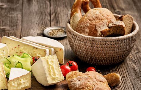 Serviervorschlag: Quitten-Granatapfel-Gelee auf Brot und zu Käse