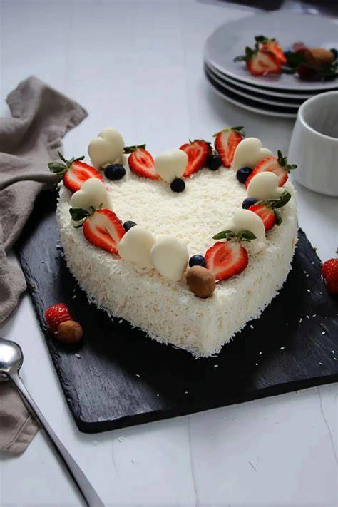 Serviervorschlag: Raffaello Torte mit Eis und frischen Beeren
