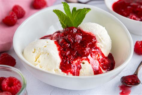 Serviervorschlag: Raffaello-Eis mit Himbeersauce, Mandeln und Kokoschips