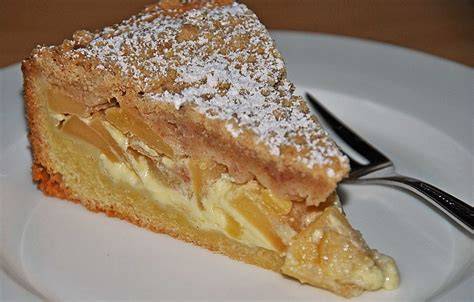 Serviervorschlag: Rahm-Apfelkuchen mit Sahne
