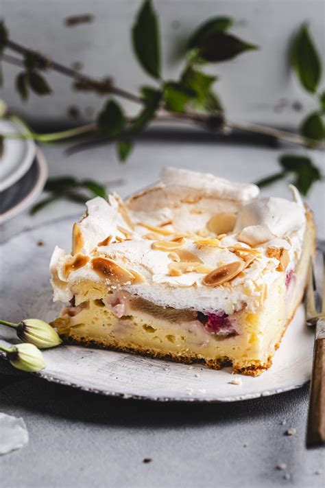 Serviervorschlag: Rhabarber-Blechkuchen lauwarm mit Sahne