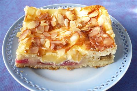 Serviervorschlag: Rhabarber-Schmand-Kuchen mit Mandelblättchen