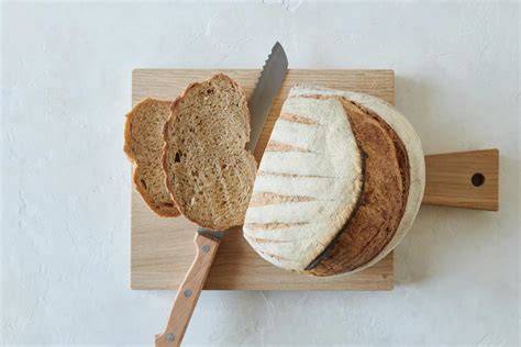 Serviervorschlag: Rosenblütenhonig auf Brot und im Tee