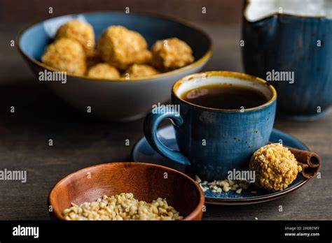 Serviervorschlag: Rosenkuchen-Scheiben mit Kaffee, Zuckerguss und gehackten Nüssen