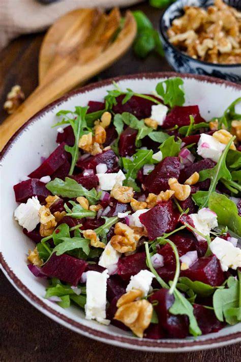 Serviervorschlag: Rote Bete Salat mit Walnüssen, Feta und frischem Rucola