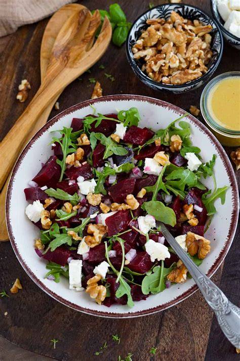 Serviervorschlag: Rote-Bete-Pralinen mit Salbeibutter und Walnüssen