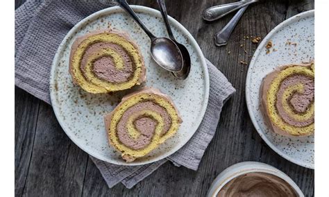Serviervorschlag: Rouladenscheiben auf Teller, Kakaostaub und Nusskrümel