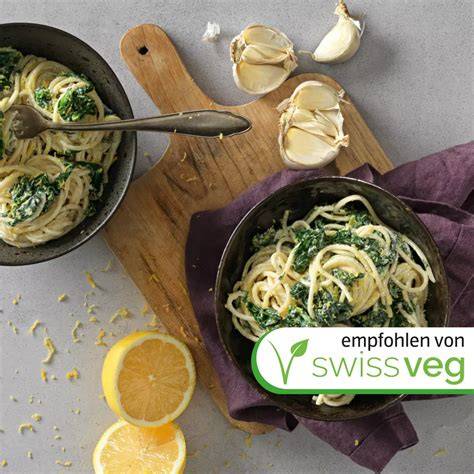 Serviervorschlag: Rukola-Salat und Spaghetti mit Trüffel-Balsamico-Reduktion