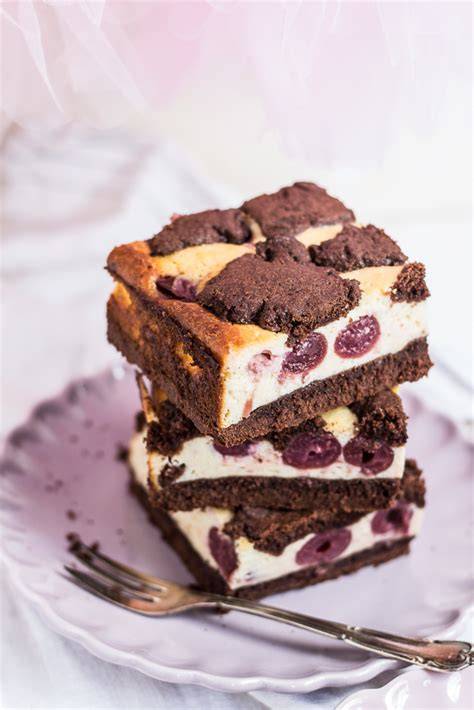 Serviervorschlag: Russischer Zupfkuchen mit Kirschen und Puderzucker
