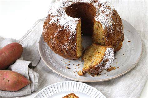 Serviervorschlag: Süßer Kartoffelkuchen mit Rosinen und Zimtzucker
