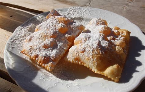 Serviervorschlag: Südtiroler Krapfen auf einer Almhütte
