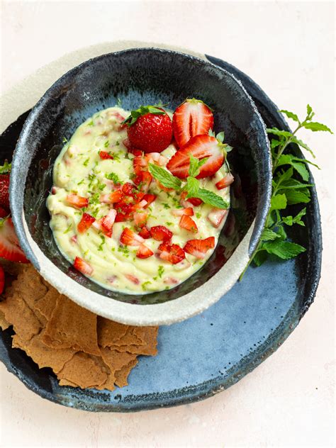 Serviervorschlag: Süsse Erdbeer-Guacamole mit Minze und Limettenabrieb