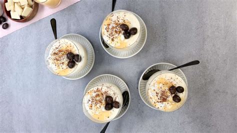 Serviervorschlag: Sahnetuffs, Raspelschokolade und feine Chiliflocken