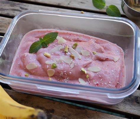 Serviervorschlag: Schalen mit Erdbeer-Bananen-Nicecream, frische Erdbeeren, Minze