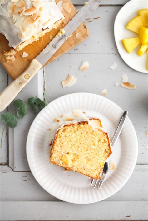 Serviervorschlag: Scheiben vom Ananas-Kastenkuchen mit Zuckerguss und gerösteten Kokosraspeln
