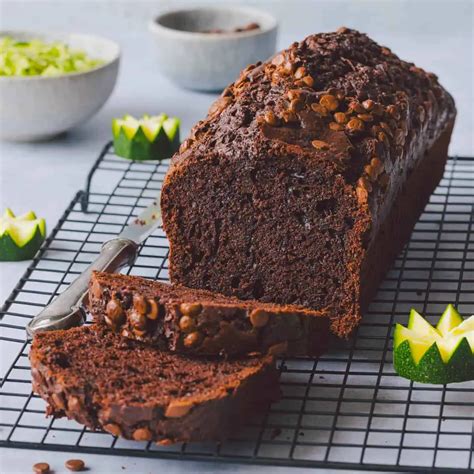 Serviervorschlag: Scheiben vom Schoko-Zucchini-Kuchen mit Ganache