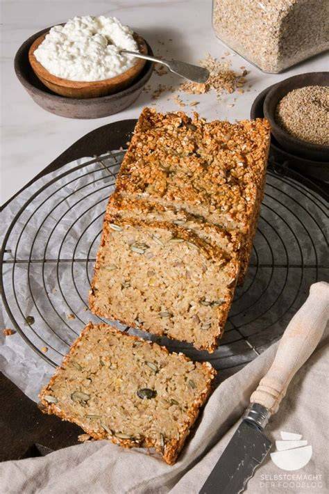 Serviervorschlag: Scheiben vom mehl- und zuckerfreien Brot mit Avocado und Hüttenkäse