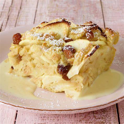 Serviervorschlag: Scheiterhaufen mit Vanillesauce und Zimtzucker