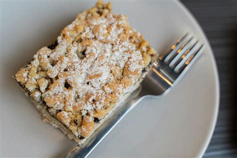 Serviervorschlag: Schmand-Streusel-Schnitten mit Puderzucker auf der Kaffeetafel