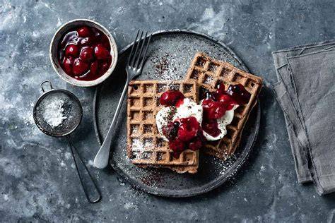 Serviervorschlag: Schmand-Waffeln mit Puderzucker und Roter Grütze