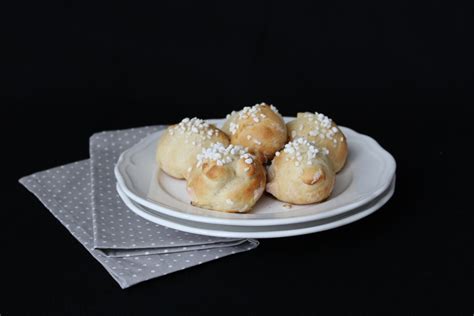 Serviervorschlag: Schneeball mit Vanilleguss, Pudding-Schnecke mit Hagelzucker
