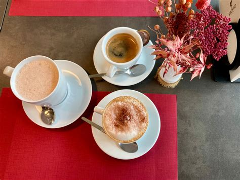 Serviervorschlag: Schneeflocken-Kekse neben Cappuccino im Café-Stil