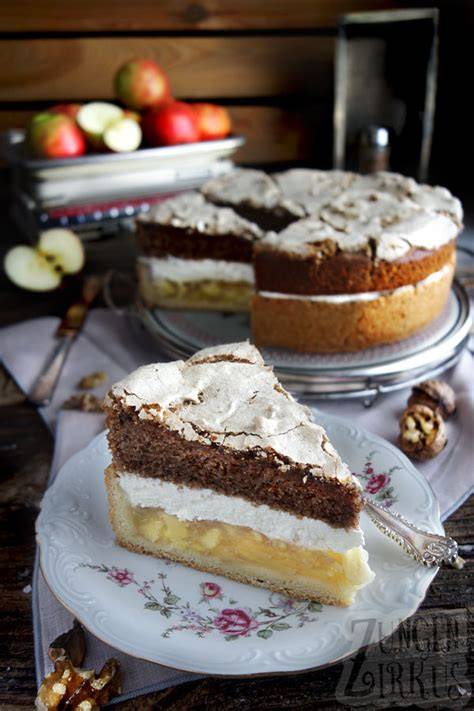 Serviervorschlag: Schnelle Apfeltorte mit Schlagsahne und Zimt