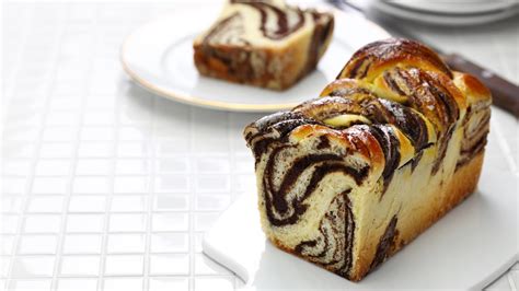 Serviervorschlag: Schoko Brioche mit Kaffee