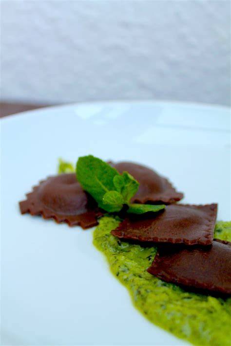 Serviervorschlag: Schoko Ravioli mit Pistazien-Minz-Pesto und Minze