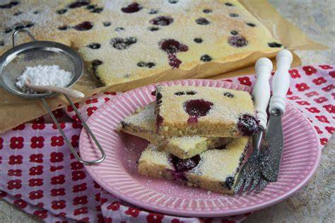 Serviervorschlag: Schoko-Crêpes gestapelt, Puderzucker, Beeren, warmgehalten im Ofen